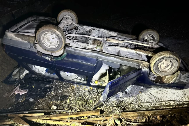 Düzce'de şantiye alanına giren otomobil devrildi!