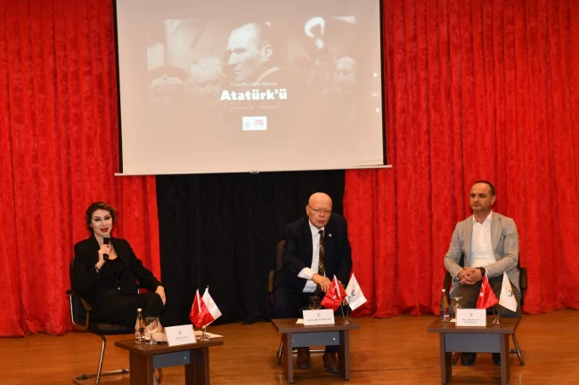 İzmir Çiğli'de "Önce İnsan ve Bir Dahi Atatürk"e büyük ilgi