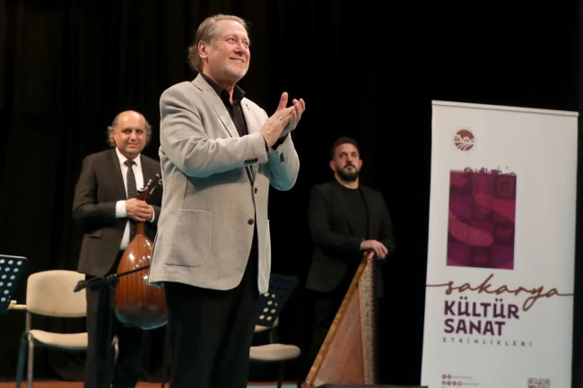 Ahmet Özhan Sakarya'da sanatseverlerle buluştu