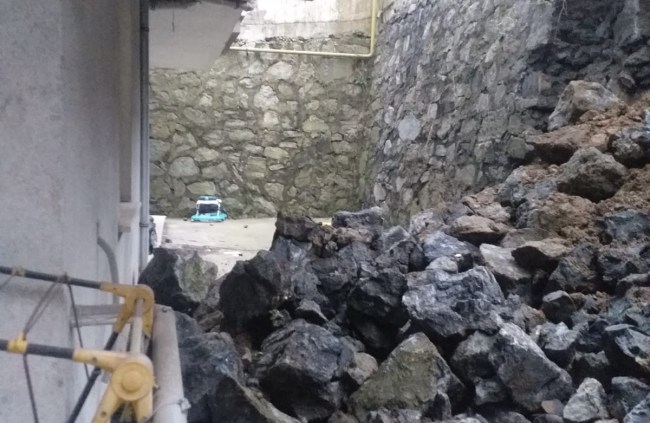 İstinat duvarı çöktü. Vatandaş mağdur