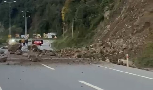 Sürücülerin dikkatine!.. Zonguldak yolunda heyelan