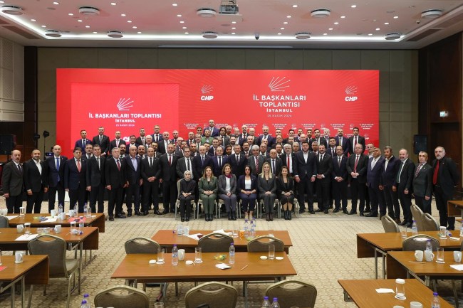 Chp İl başkanları toplantısında kadına şiddet için pankart açtılar