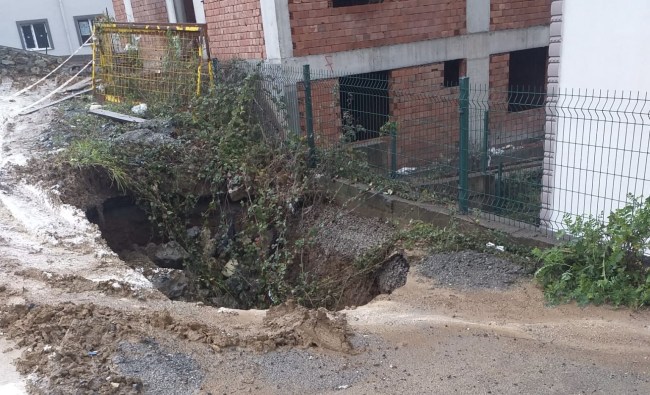 Önce taş duvar ardından yol çöktü