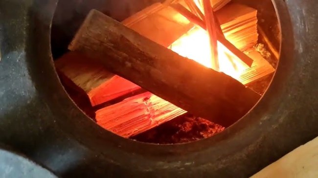 Benzinle soba yakmaya çalışan genç kız ağır yaralandı