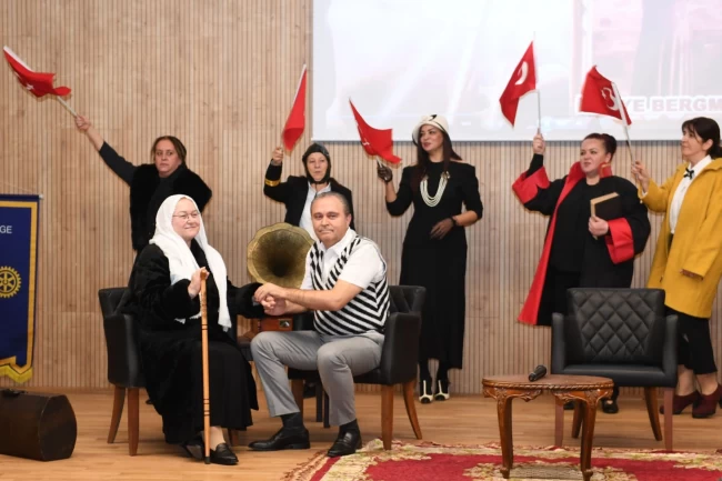 'Zamansız Kadınlar' düşten düşünceye Bursa Osmangazi'de anlatıldı