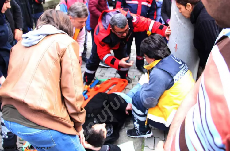 ARAÇ İLE DİREK ARASINA SIKIŞTI..