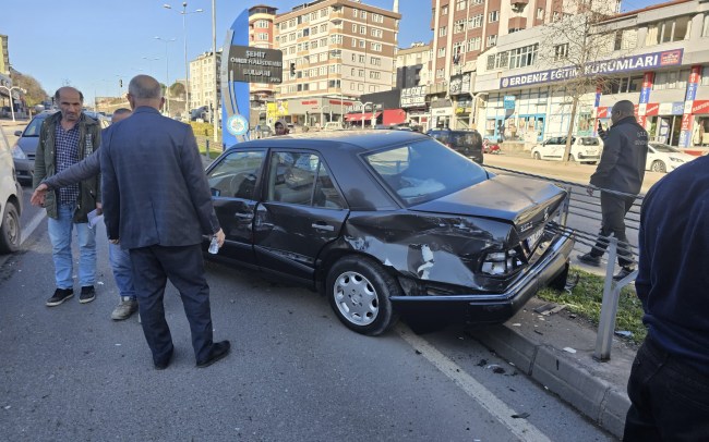 Ereğli’de Kamyon Otomobili Sürükledi: 4 Yaralı