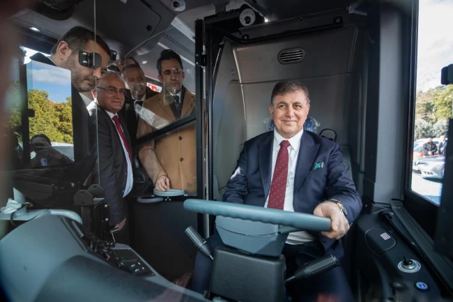 Başkan Tugay, 80 milyon Euro'luk kredi için ilk imzayı attı