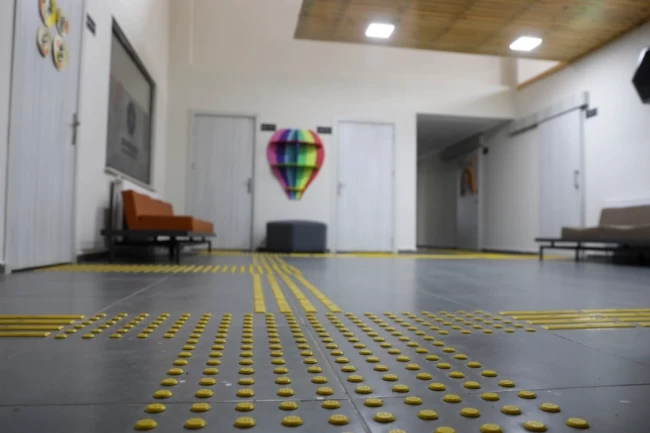 Diyarbakır'da görme engelliye ‘bağımsız hareket eğitimi'