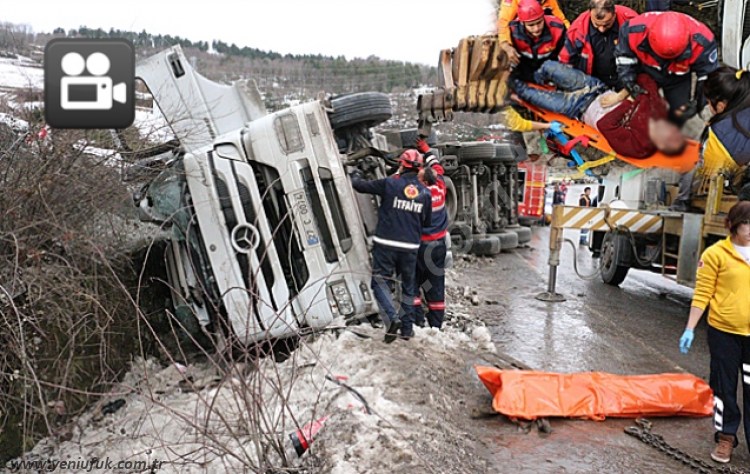 TIR DEVRİLDİ... SÜRÜCÜ FECİ ŞEKİLDE CAN VERDİ....