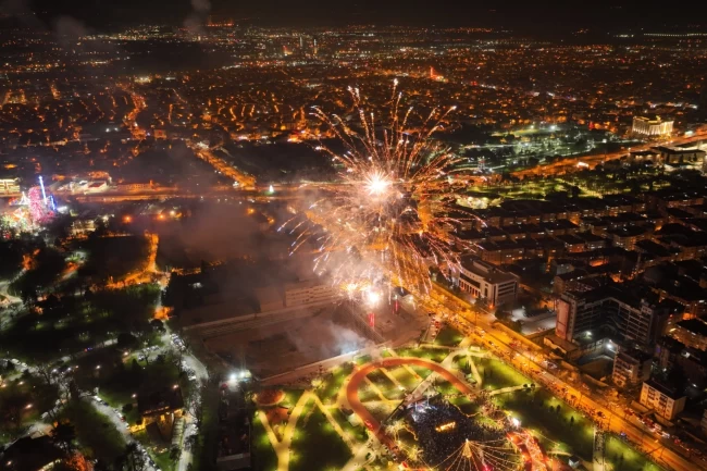 Bursa'da coşku Yeni Yıl Meydanı'na taştı