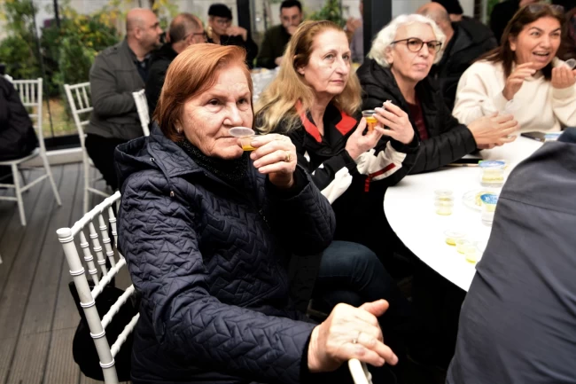 İzmir Bornova'da zeytinyağı tadımına büyük ilgi