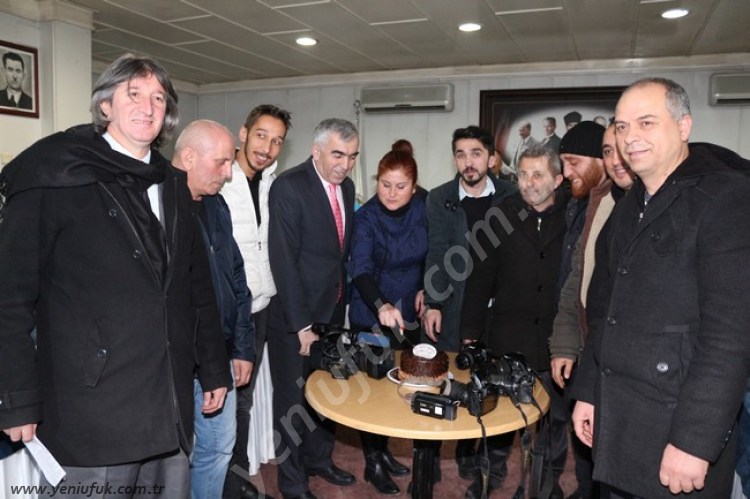 ZONGULDAKLI GAZETECİLERE PASTALI KUTLAMA..