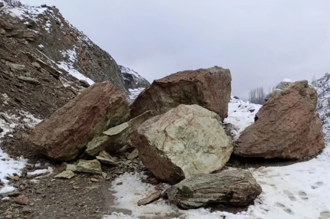 Diyarbakır Kulp'ta yamaçlardan yollara düşen kayalar temizlendi