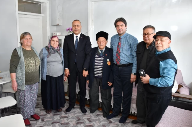 Manisa'daki Kore Gazileri'ne Büyükşehir'den ziyaret