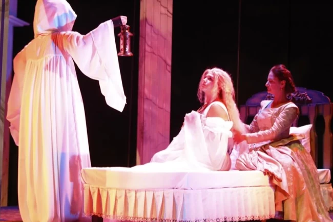 Alanya Belediye Tiyatrosu 2024'te 10 bin sanatseveri buluşturdu