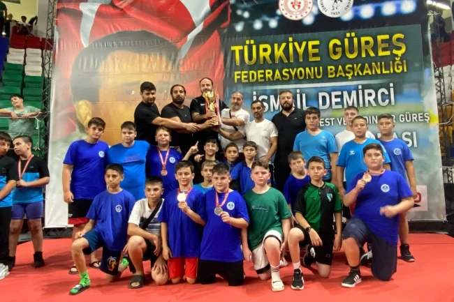 Kağıtspor'dan şampiyonluklarla dolu bir yıl