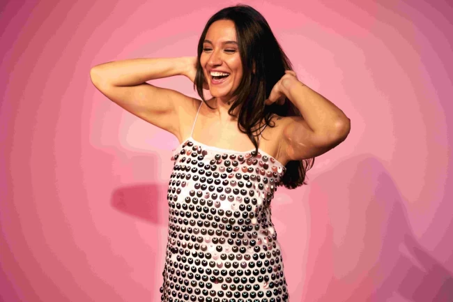 Ece Barak'tan kıpır kıpır bir şarkı: "Düştüm" yayında!