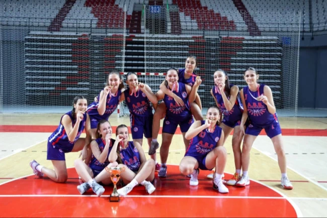 Büyükşehir'in basketbolcu kızları Antalya şampiyonu oldu