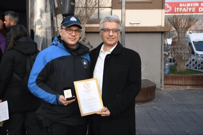 37 kez kan bağışlayan Balıkesirli zabıtaya Kızılay'dan ödül