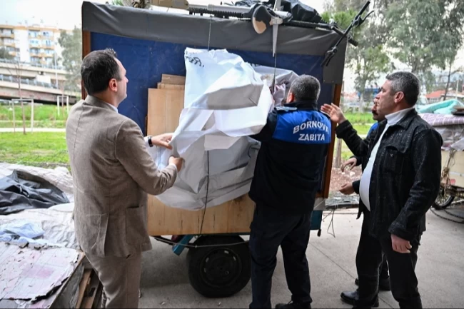 İzmir Bornova'da viyadükaltı pazaryerine düzenleme