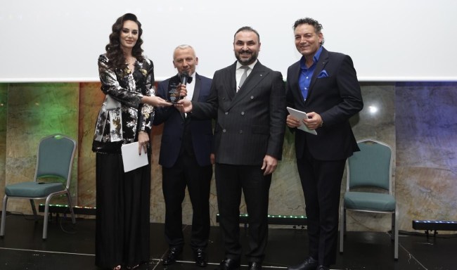 Zonguldaklı Manken ve Sunucu Hilal Uzun Tıskaoğlu ve Küçük’e Rize’de Ödül verdi!