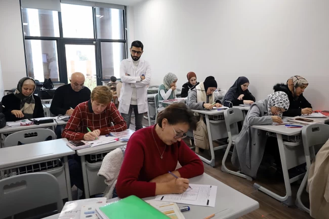 Sakarya'da farklı renk ve kültürlerden insanlar Türkçe'yi öğreniyor