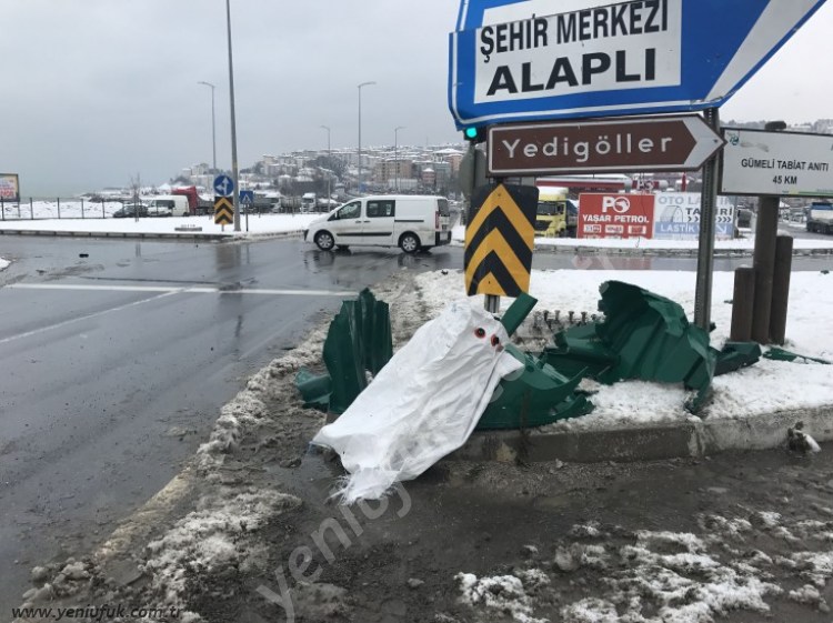 TIR SÜRÜCÜSÜ LEVHALARA ÇARPIP KAÇTI!..