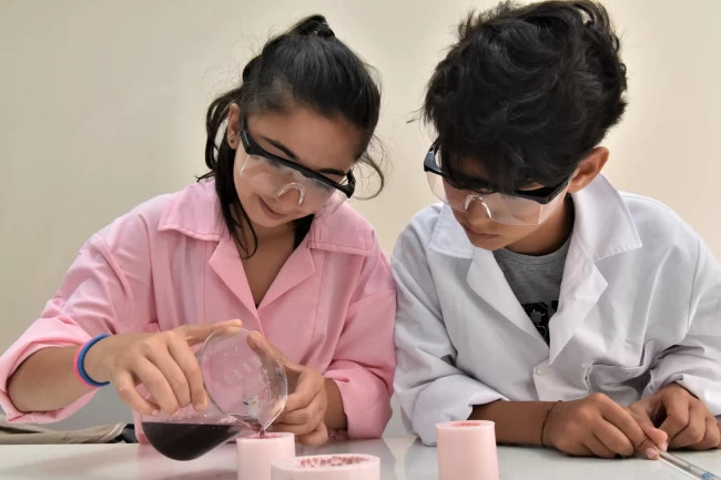 İzmir Bornova'da öğrencilere Kış Bilim Kampı