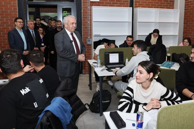 Bursa Nilüfer'de finallere hazırlanan öğrencilere çorba ikramı