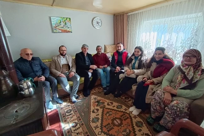 Bilecik'te gönüllü gençlerden 'Büyüklere Vefa Zamanı'