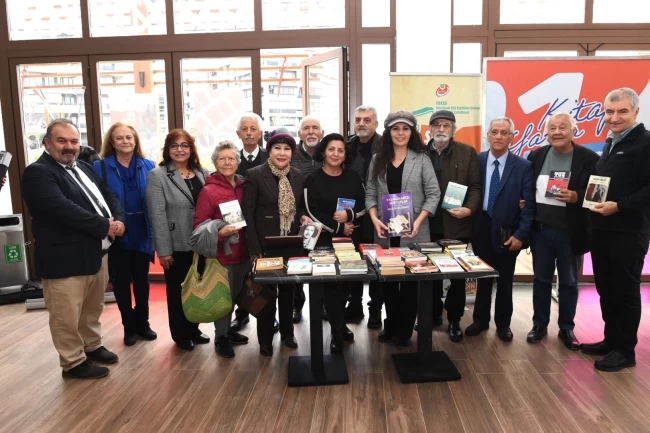 Bursa Osmangazi'de Şiir Kütüphanesi'nin rafları bağışlarla zenginleşiyor