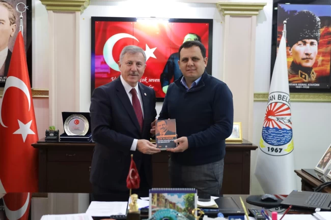 Selçuk Özdağ "Son Alperen" adlı kitabını Başkan Durmuş'a hediye etti