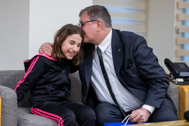 İzmir Büyükşehir'den paralimpik yüzücü Miray'a davet