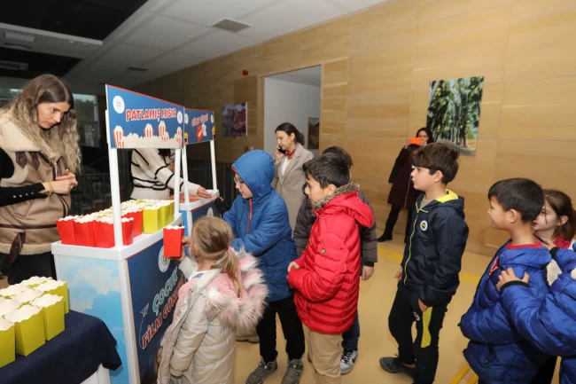 Muğla'da Başkan Aras'tan çocuklara sinema hediyesi