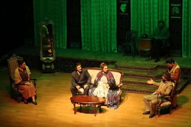 Sakarya'da "Bir Adam Yaratmak" oyunu alkış topladı