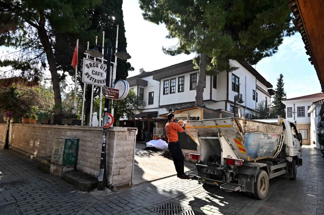 Antalya Kaleiçi'nde çöpte dedektiflik