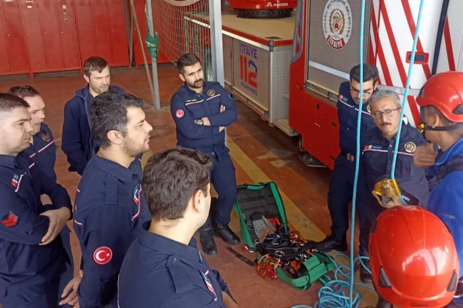 Kocaeli'de İtfaiye erlerine ''İple Erişim Teknikleri Eğitimi" verildi