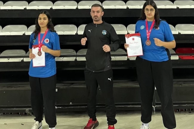 Kick boksçulardan Çayırova'ya 2 madalya birden