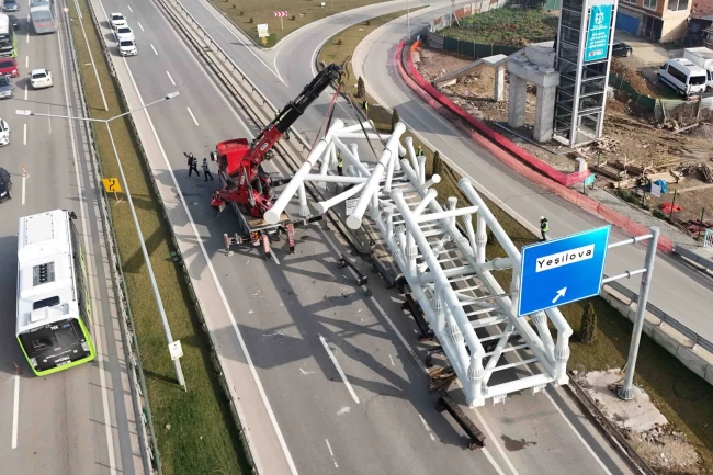 Kocaeli'de Solaklar Kavşağı'nda 120 tonluk dev montaj