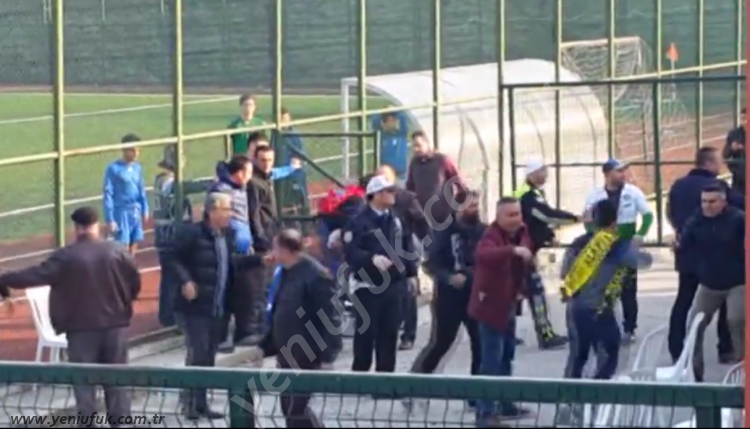 AMATÖR MAÇTA KAVGA!.. ORTALIK SAVAŞ ALANINA DÖNDÜ..