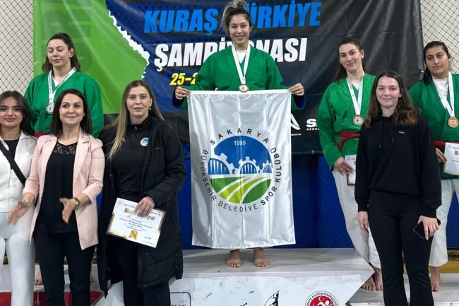 Ece Zurnacı'dan Sakarya'yı gururlandıran şampiyonluk