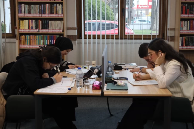 Kocaeli gençliği, Zübeyde Hanım Kütüphanesi'ni çok sevdi