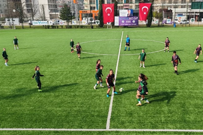 Bursa Nilüfer Kız Cup 2025'in şampiyonu Ufukspor