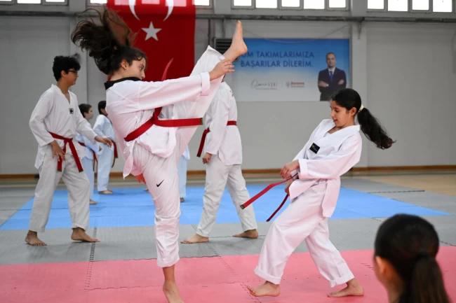 İzmir Bornova'da taekwondocuların kuşak heyecanı