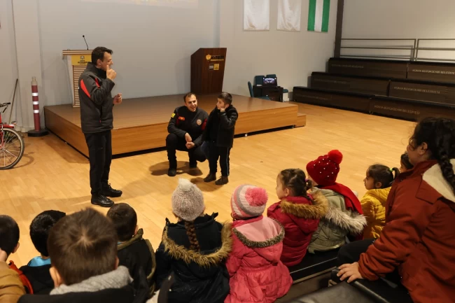 Konya'da minik kahramanlar itfaiyecilerle öğreniyor