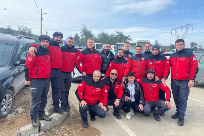 Sakarya Büyükşehir İtfaiyesi'nden afet bölgesinde nefes buluşması