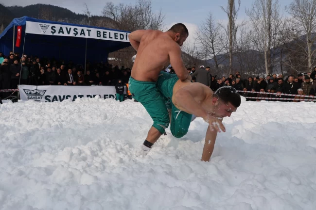 Artvin Şavşat'ta kar üstünde güç savaşı!