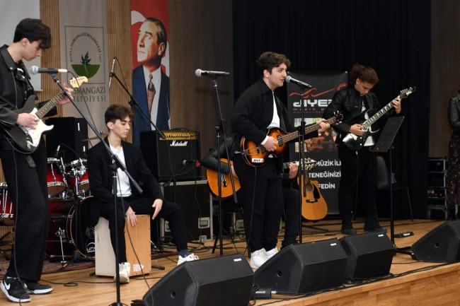 Genç müzisyenler final için sahnede