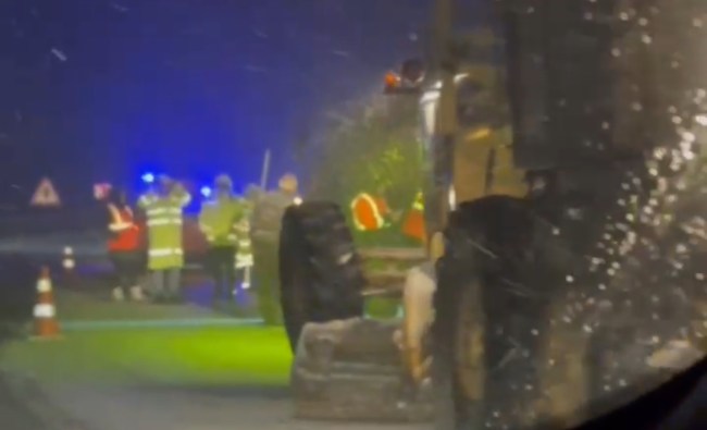 Zonguldak yolunda kar küreme aracı yoldan çıktı